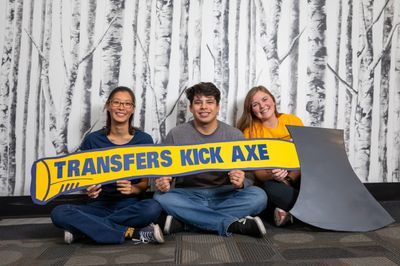 NAU transfer students pose together during orientation.