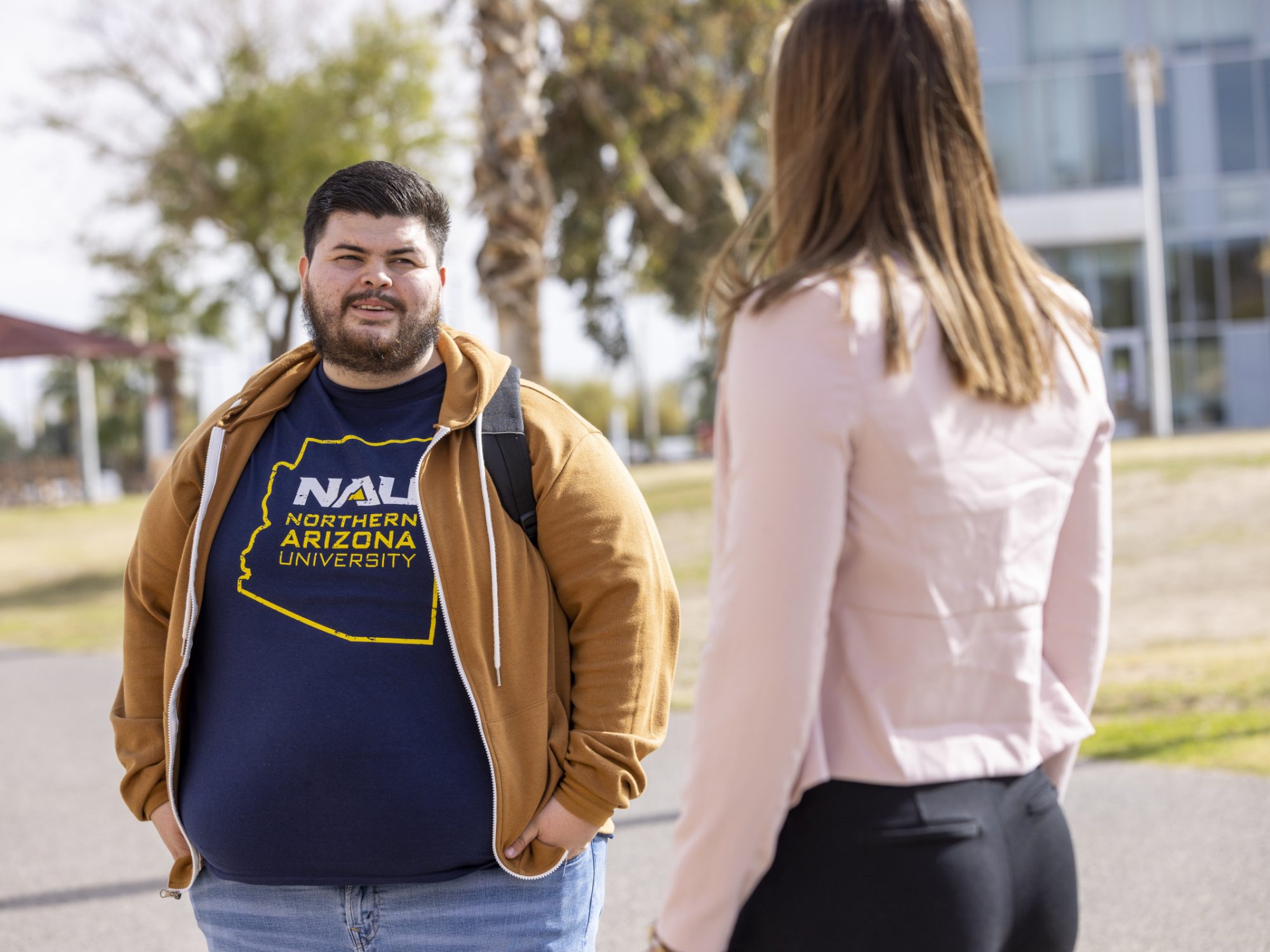 Estudiante de administración de empresas de NAU Bryan Vásquez parado en el campus de NAU-Yuma.