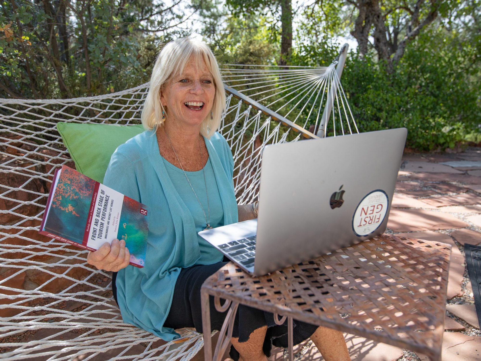 Frances Riemer, profesor en el departamento de Liderazgo Educativo y Estudios de Mujeres y el Género en NAU, se sienta afuera con una computadora portátil.