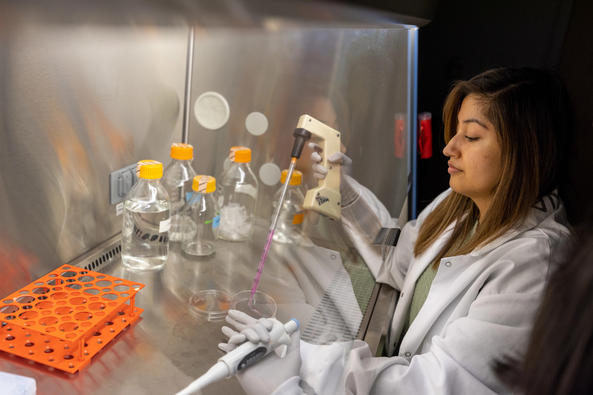 Un estudiante de posgrado de NAU trabaja con equipaje científico en un laboratorio.