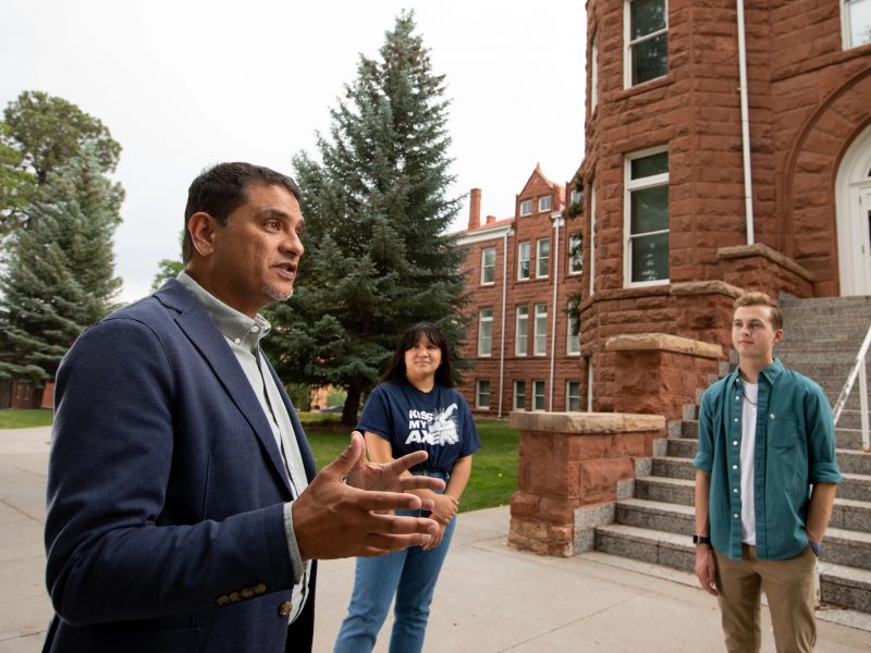 President José Luis Cruz Rivera speaks with students on campus