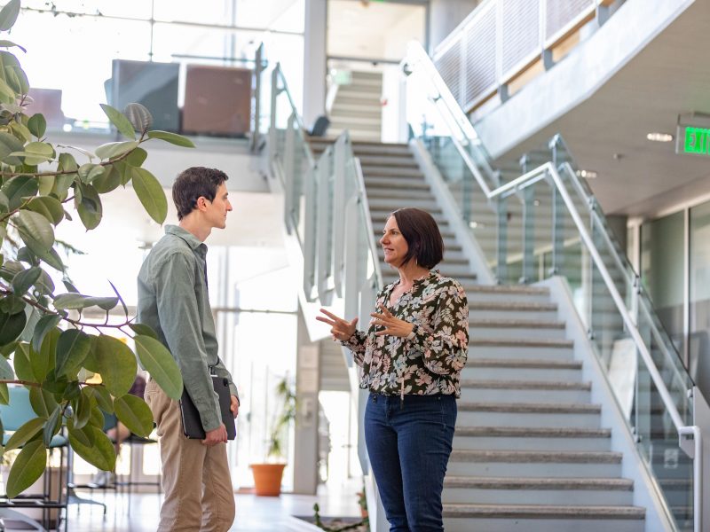 Samantha Sabo talking to a person in the ARD building.