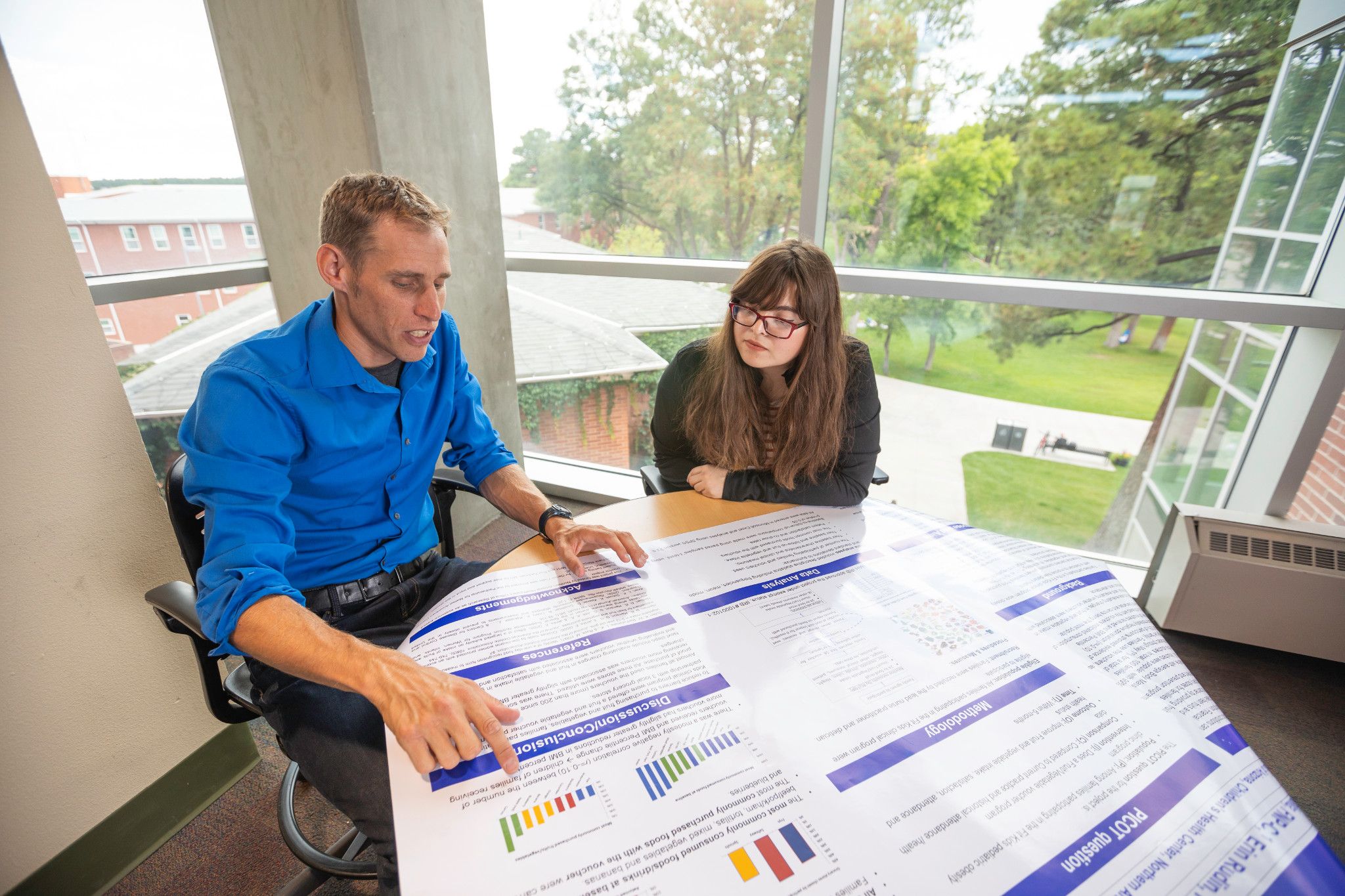 Dirk de Heer explains his research project to a student.