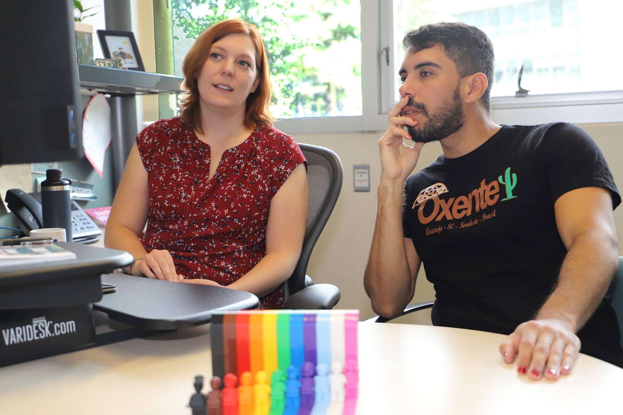 Amanda Pollitt works with her Interdisciplinary Health doctoral student, Jeffersson Brasil Pires Dos Santos.