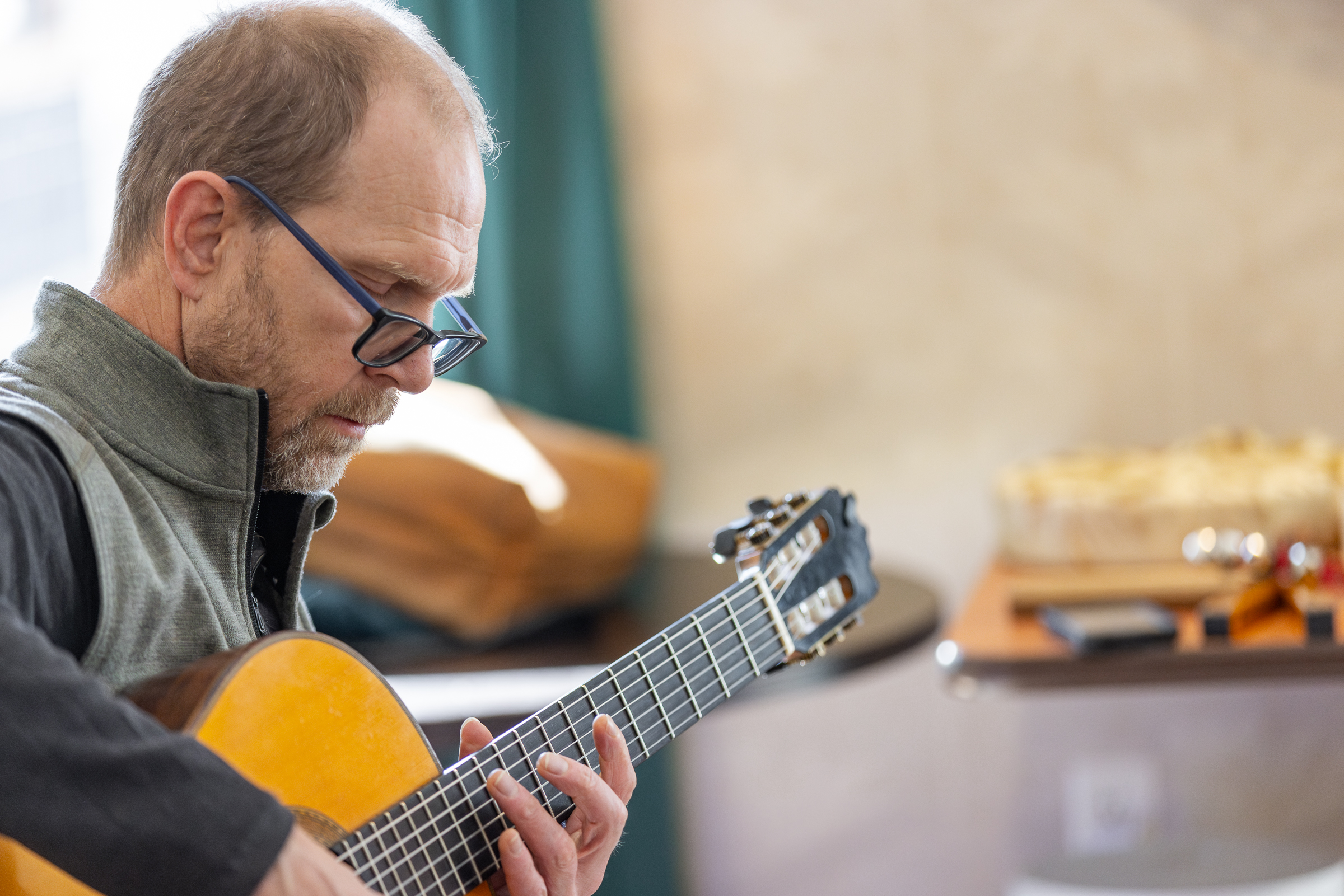 Craig Yarbrough plays the guitar with participants of the session.