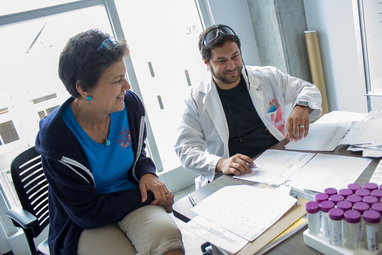 Jani Ingram working with student researchers in the lab.