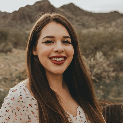 Outdoor headshot of Rachelle Phillips.