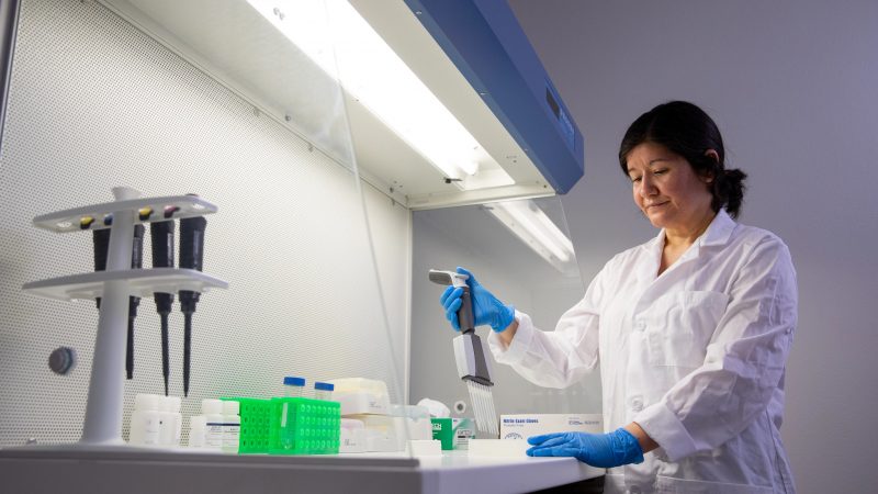 Professor amanda de la toree working in a laboratory.