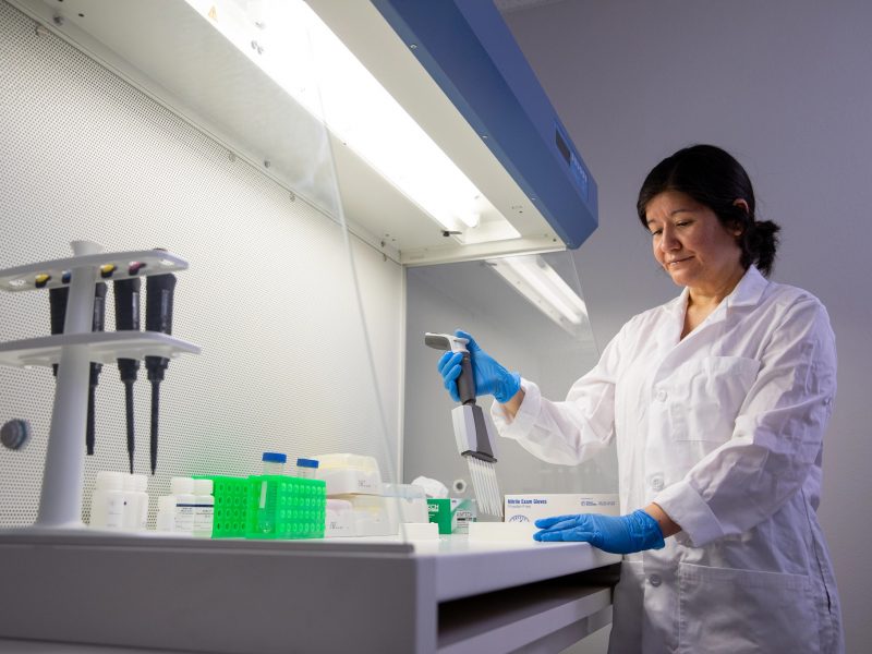 Professor amanda de la toree working in a laboratory.