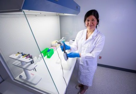 Amanda De La Torre working in her lab